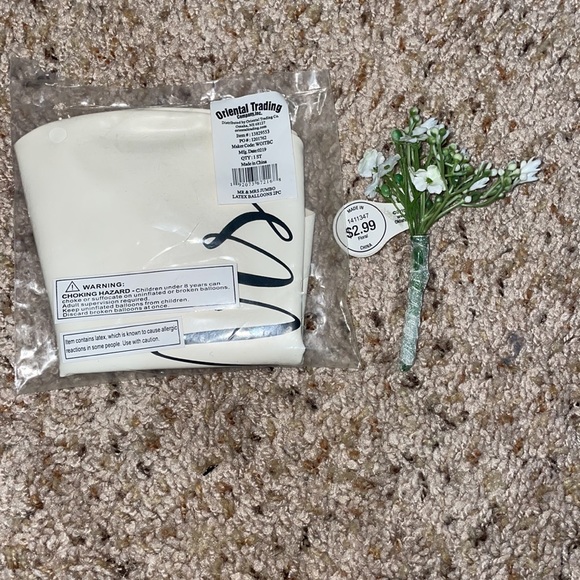 MR&MRS JUMBO BALLONS + FLOWER PIN - Picture 3 of 4